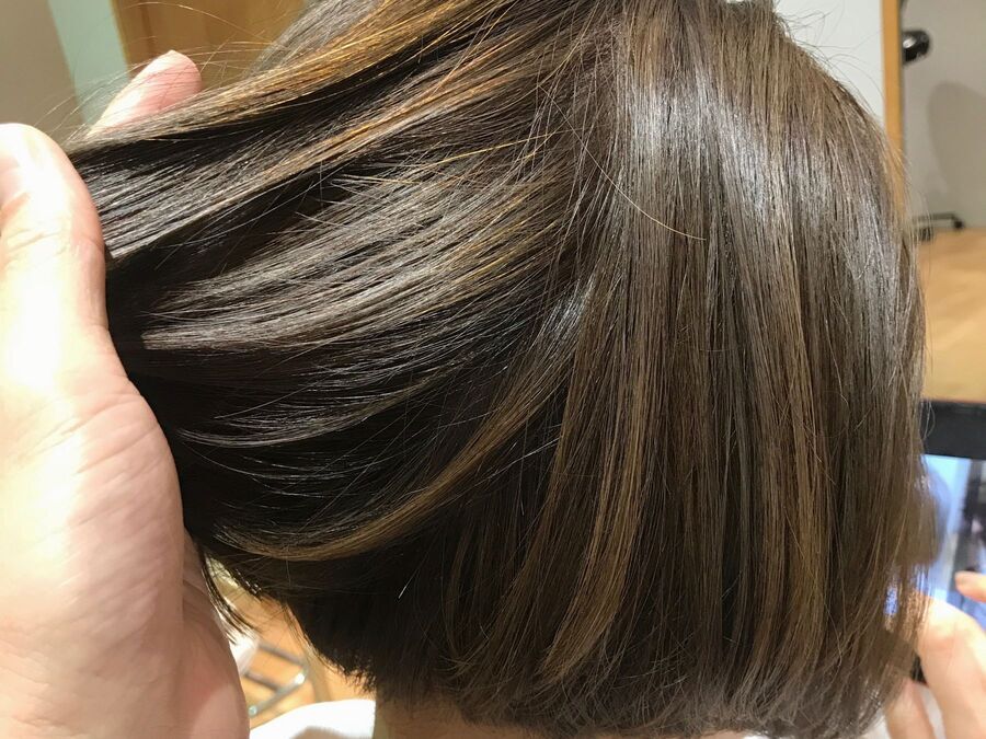 白髪染め以外の方法がこんなに！美容師直伝「白髪を目立たなくするテクニック」4選の1枚目の画像
