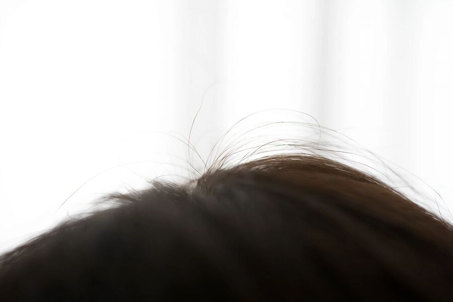 気づいたらアホ毛が…！忙しくても簡単だから実践できる「朝のヘアスタイリング」5選の1枚目の画像