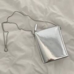 Y2K気分を盛り上げるミニバッグ。BLURRY SPACEの「Flask bag S Silver」【サムシング センスフル】
