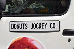 懐かしの名曲がドーナツに!? レコードショップのようなドーナツ専門店「Donuts Jockey」が初台にオープン