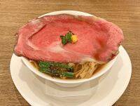 キヌア麺がヘルシー♡ピンク色のお肉が乗ったラーメンに注目＠新宿