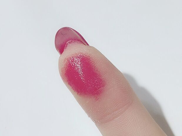 指に赤リップをつけてまぶたに塗るのがおすすめ！