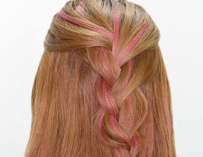 【AFTER】ヘアチョークを塗ったあとの髪のアップ。ピンクの色味がでてかわいい♡