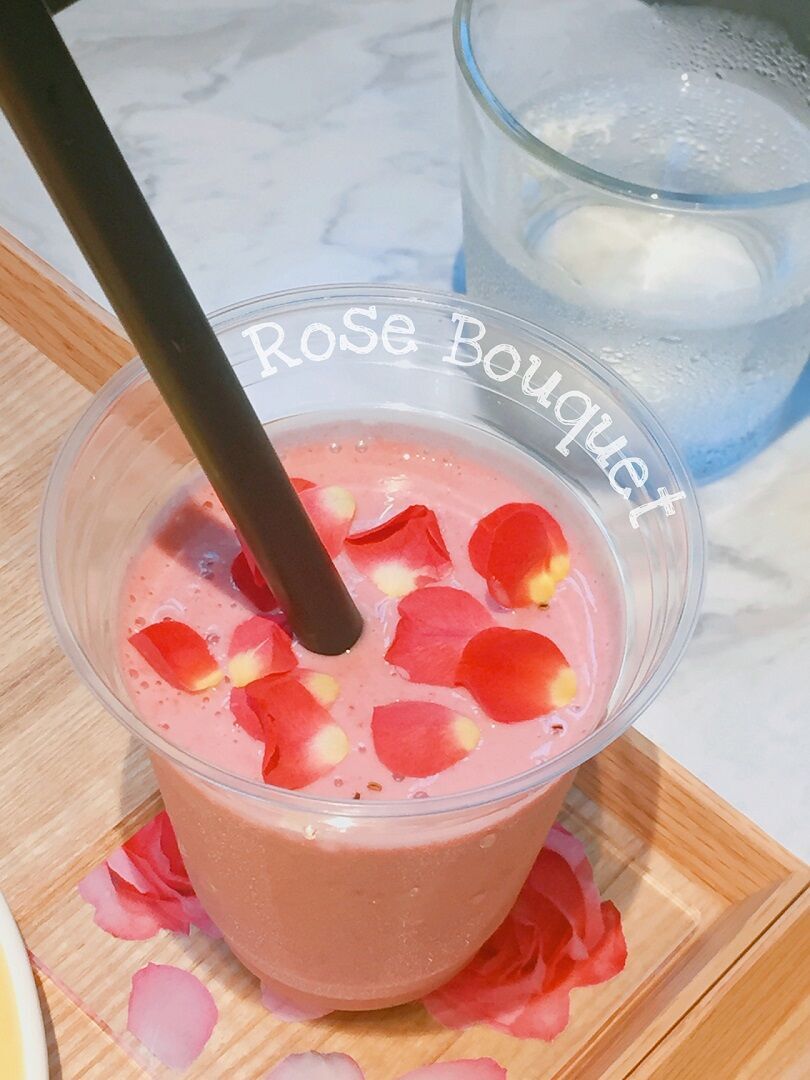 食用のバラとバラから抽出したエキスを配合したスムージー「Rose Bouquet（ローズブーケ）」　￥1200＋税