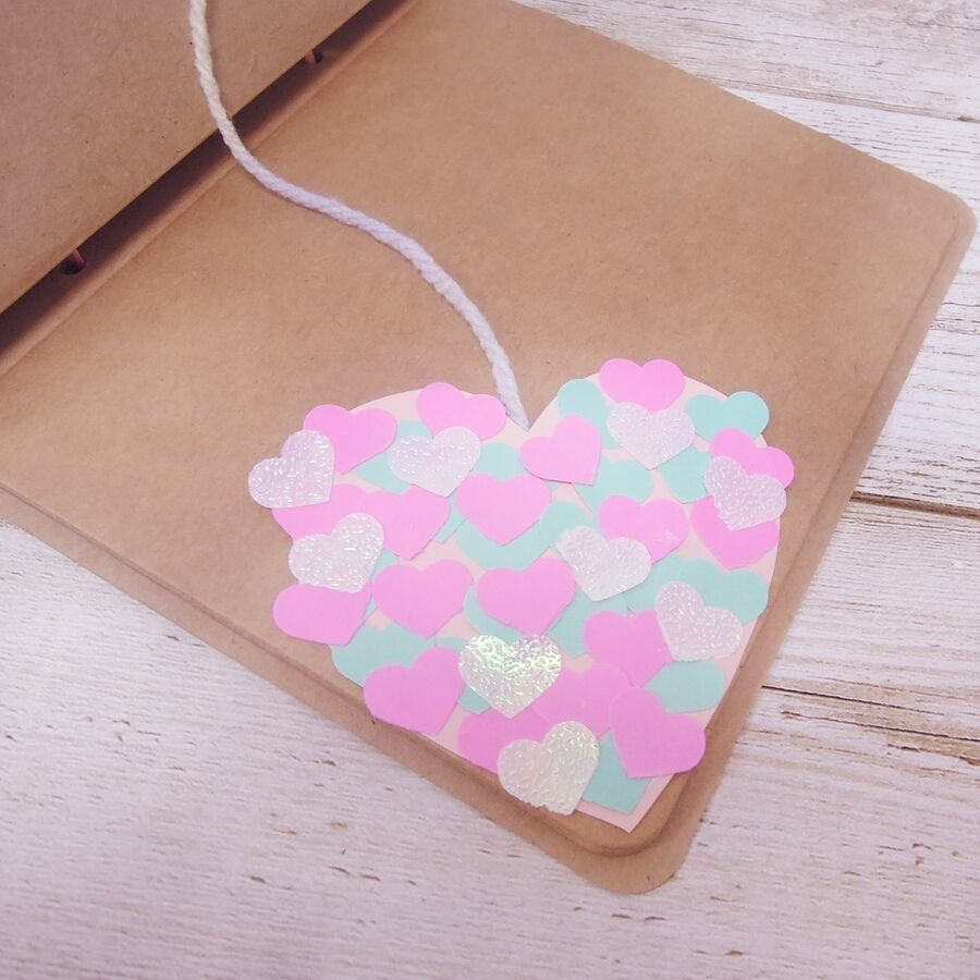 ピンクとミントグリーンの組み合わせがかわいい♡さらにアクセントとして、「オーロラ折り紙」も使ってみました！お好みの紙でハートを作ってみてね♡