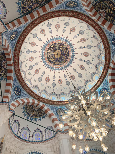 オスマン・トルコ様式を取り入れたモスクの室内