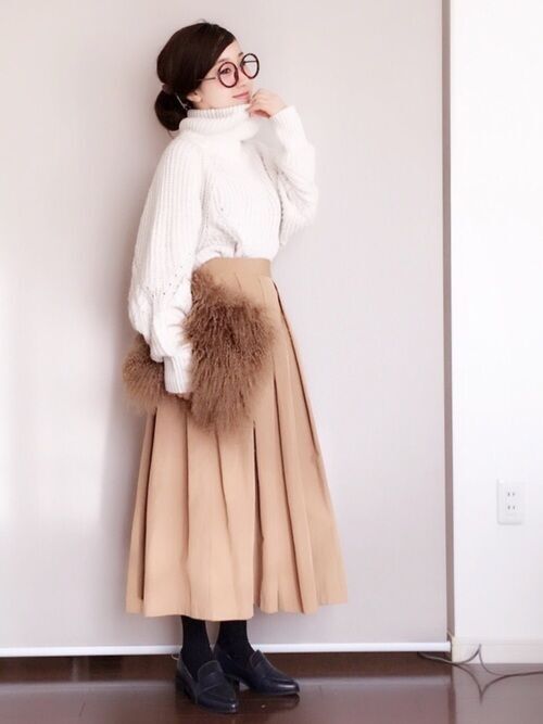 サテン素材でできた秋冬仕様のプリーツスカート。光沢感が品があり、大人めな印象でも着られます。