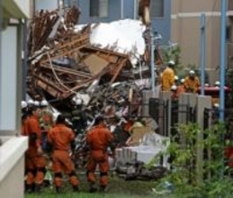 高さ5メートルの土台が崩れ、一戸建てが全壊。原因は「擁壁」の老朽化。亀裂への対応間に合わず、危険は各地に