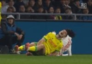 騒然!南野拓実があわや退場…危険な“後方タックル”に相手絶叫→敵地が大ブーイング「レッドでもおかしくない」「ヒヤヒヤした」