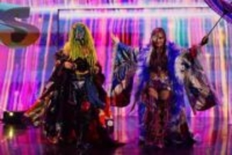 どうした? 日本人女子タッグの“和歌と自撮り”に世界がポカーン…ハロウィン無視の“日本推し”に「意味わからんけどカッコイイ」