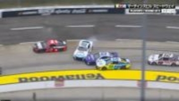 ぶつかる前に「追突されている」 大混戦で異例の多重接触、撃墜されるも「押されて戻されて」まさかの展開にファン熱狂