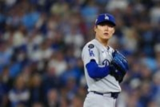 球場騒然!山本由伸が思わずイライラ「どうした」「何してんだよ」投球中にまさかのハプニング発生… ブーイングの嵐