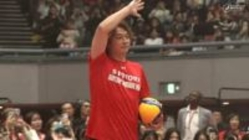 いきなり落ちた… 香取慎吾、始球式で魔球サーブ? トップ選手の頭にボール直撃で会場騒然