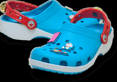 「ドラえもん」が足元に!? 赤い首輪、かかとの鈴…クロックスの限定コレクション登場