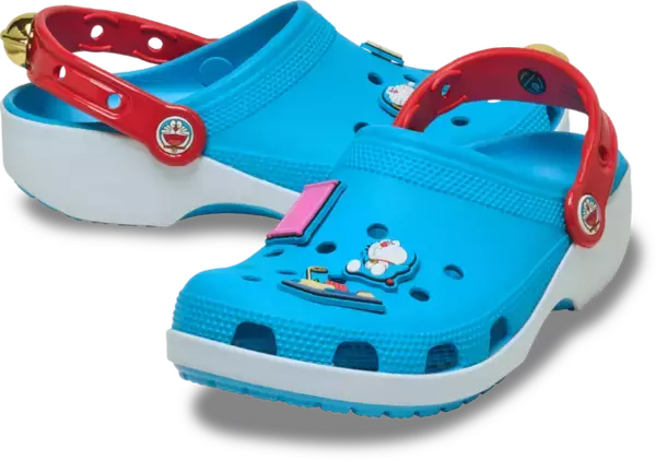 「ドラえもん」が足元に!? 赤い首輪、かかとの鈴…クロックスの限定コレクション登場