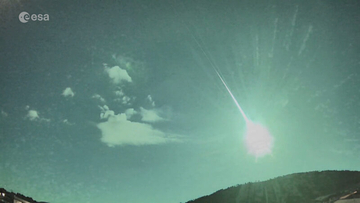 スペインで撮影された夜空を照らす大火球