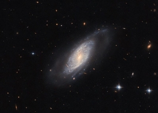 星形成の工場の銀河UGC 9684　ハッブル望遠鏡が撮影