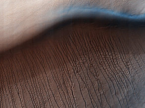 ドライアイスの塊が火星の斜面を転がり落ちてできた多数の溝