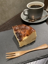 コーヒー豆専門店「豆善 MAME-ZEN-」(駒沢大学駅)　人気通販スイーツ専門店のケーキ2種とのコーヒーセットを提供開始