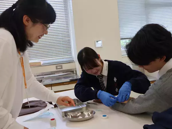 【玉野総合医療専門学校】親子で実践体験!「正しい傷の手当て」公開講座を実施