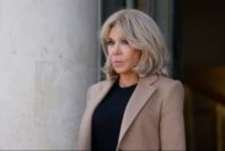マクロン仏大統領夫人、「実は男性」との虚偽主張に「深い不安」 娘が公判で明かす