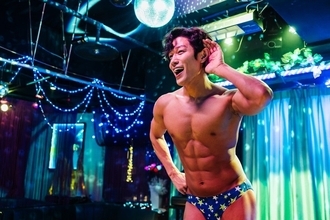 鈴木亮平、“もっこりダンス”で圧巻の肉体美披露　『シティーハンター』新場面写真公開