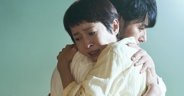 宮沢りえ、オダギリジョーと抱きしめ合う　映画『月』場面写真
