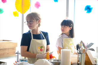 『フェイクマミー』第4話 “茉海恵”川栄李奈、“薫”波瑠の妹として学校のファミリーデーに参加