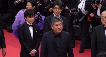 『怪物』是枝裕和監督、第76回カンヌ国際映画祭レッドカーペットに登場　「コレ・エダー」に笑顔で挨拶