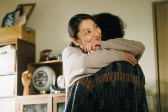 『コタツがない家』“万里江”小池栄子、“悠作”吉岡秀隆にハグ　温かいラストに「幸せ」「ほっこり」の声