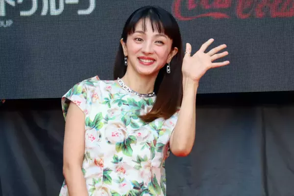 満島ひかり、花柄ドレス×輝く笑顔で会場を魅了<第38回東京国際映画祭>