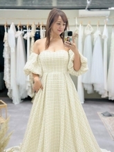 昨年結婚の小松彩夏、美デコルテ際立つウエディングドレス姿「このドレス本当に可愛かった」