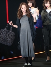 小森純、妊娠7ヵ月目ふっくら姿でランウェイに登場　＜東京ガールズコレクション2014春夏＞