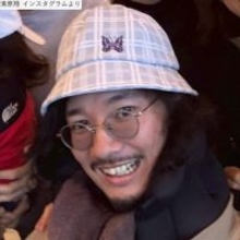 脳出血で療養中の清原翔32歳、佐藤栞里らに囲まれ“眩しい笑顔” 「めっちゃ素敵」「愛されてる」