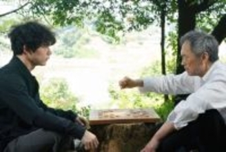 『盤上の向日葵』坂口健太郎vs渡辺謙、魂の激突! 静寂の中で火花散る対局、本編映像解禁