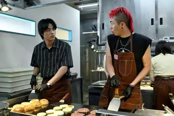 『シナントロープ』第4話 “都成”水上恒司、大量注文に大張り切りも忍び寄る不穏な影