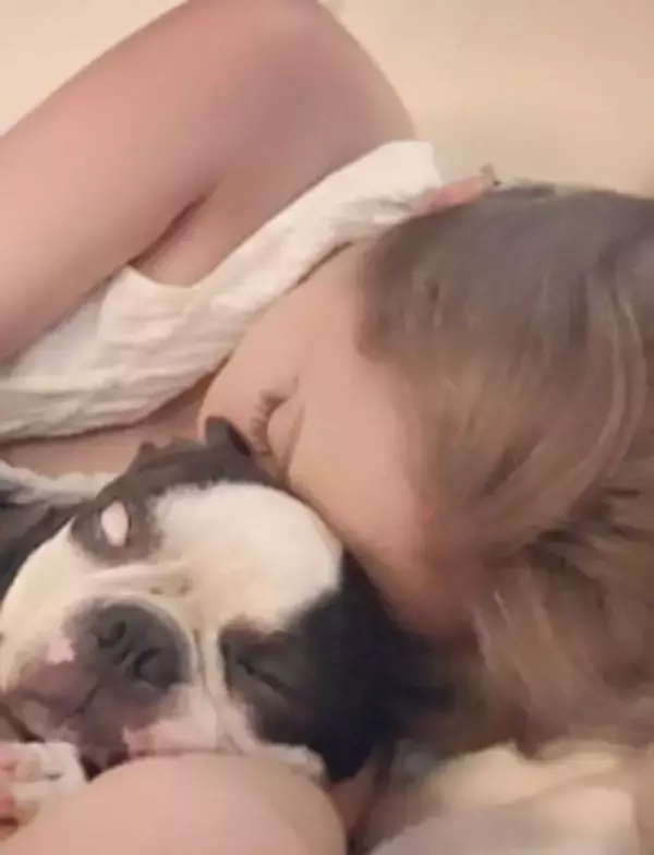 浜崎あゆみ、インスタグラムで愛犬との寝起き写真公開で「スマホ使えないって言ってたのに」