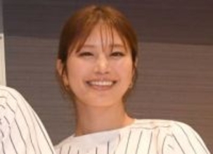 稲村亜美、デコルテ透けるブラックドレス姿にうっとり「首筋めちゃくちゃ色っぽい」