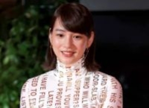 「オスカー像のよう」のん 圧巻の黒ドレス姿がまるで彫刻?!「佇まいが美しい」「もはや神々しい」絶賛続々