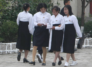 「女子生徒の学習意欲が低下」北朝鮮、金正恩の単純労働強制で