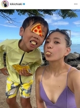 伊藤千晃、6歳息子とハワイの海でサーフィン！お茶目SHOTに反響「楽しそう」「日に日に似てきてる！？」