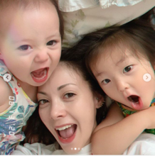 土屋アンナ、娘と3人で顔を寄せ合った“自撮り遊びSHOT”公開に「三姉妹みたい」「めっちゃ可愛い」