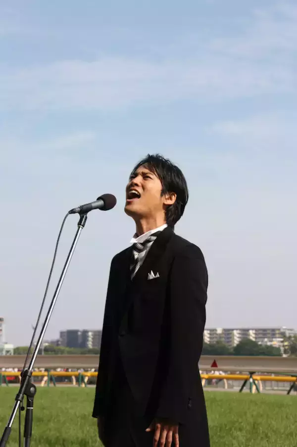 桐谷健太、観衆・13万人日本ダービーでの国歌独唱が「気合いすごい」「心に響く」と話題。