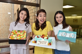 武井咲、滝沢秀明、橋本マナミが、横澤夏子の誕生日をサプライズ祝福！「このメンバーに祝ってもらえるなんて」