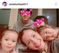 土屋アンナ、子供4人と顔を寄せ合う“バースデーSHOT”に「心があったまる」「素敵な家族写真」