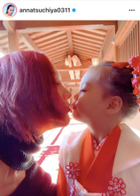 土屋アンナ、七五三を迎えた3歳次女とのキスSHOTに反響「良い写真」「2人とも綺麗」