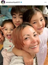 土屋アンナ、3人の子供とパシャリ！39歳報告SHOTに反響「素敵なママの表情」「お子様たち本当可愛い」