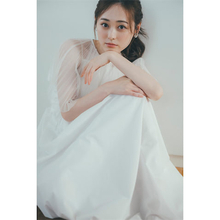 福原遥が『週刊FLASH』表紙で真っ白なシースルードレスを披露、深田恭子との仲の良さも明かす