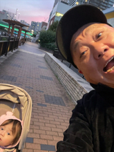 山本圭壱、1歳娘への愛が止まらない 夕焼けに染まる“にこりちゃん”が話題