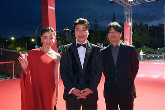 宮沢りえ、杉咲花が釜山国際映画祭レッドカーペットに登場、ソン・ガンホとも握手